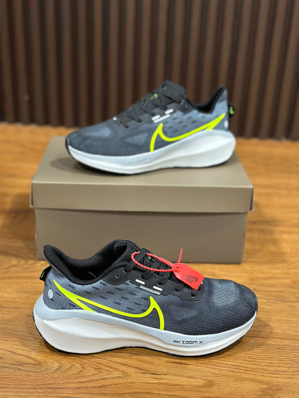 NIKE VOMERO 17